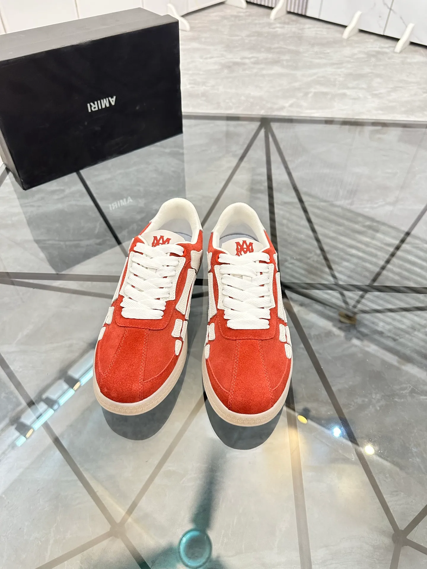 Men's shoes: 💰P420¥ Product trademark: AMIRI* "Amir*" low-top casual shoes Regular size: 38-45 (can be customized to 46) Product material: imported nubuck leather upper, breathable lining, original outsole. Number: 001
